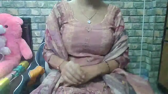 Snapshot of Sexy_iknoor chatting on 10/20/25, 04:35 Sexy iknoor online show from 10/20/25, 04:35