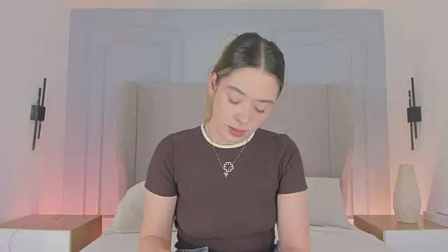 Snapshot of chloe_d chatting on 06/01/26, 01:02 chloe d online show from 06/01/26, 01:02