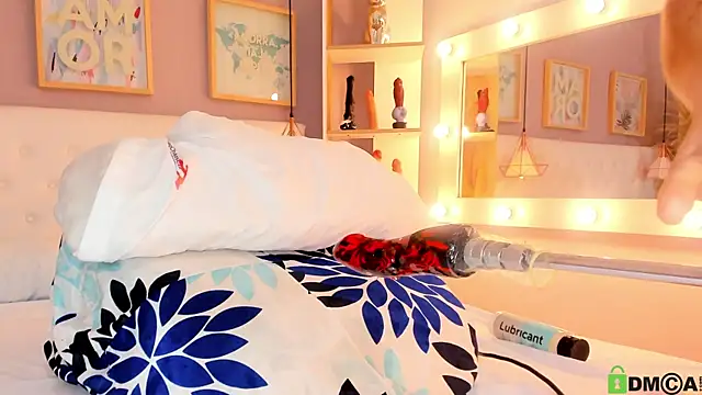 Snapshot of julyanna_ chatting on 10/16/25, 08:32 julyanna online show from 10/16/25, 08:32