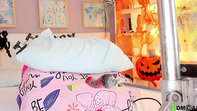 Snapshot of julyanna_ chatting on 10/27/25, 08:13 julyanna online show from 10/27/25, 08:13