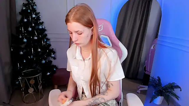 Snapshot of Mira__Blush chatting on 12/15/24, 01:43 Mira Blush online show from 12/15/24, 01:43