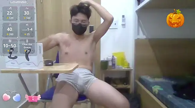 Snapshot of Gwencloudy chatting on 12/27/24, 01:50 Gwencloudy online show from 12/27/24, 01:50