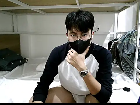 Snapshot of Gwencloudy chatting on 10/15/25, 01:55 Gwencloudy online show from 10/15/25, 01:55