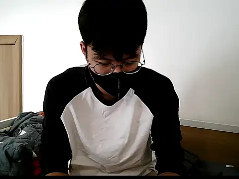 Snapshot of Gwencloudy chatting on 10/18/25, 08:37 Gwencloudy online show from 10/18/25, 08:37