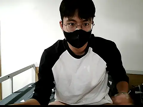 Snapshot of Gwencloudy chatting on 10/24/25, 03:41 Gwencloudy online show from 10/24/25, 03:41