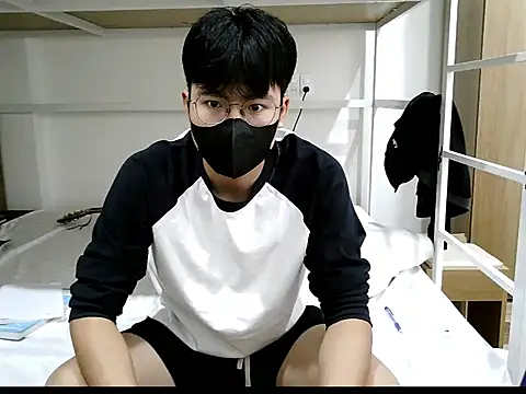 Snapshot of Gwencloudy chatting on 10/26/25, 03:23 Gwencloudy online show from 10/26/25, 03:23