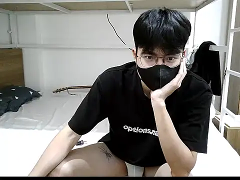 Snapshot of Gwencloudy chatting on 10/29/25, 03:14 Gwencloudy online show from 10/29/25, 03:14