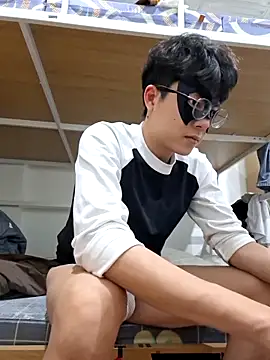 Gwencloudy online show from 04/17/26, 02:42