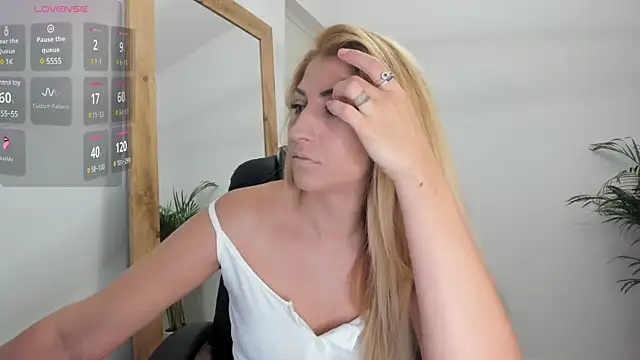 Snapshot of sofiah_ chatting on 03/21/25, 05:23 sofiah online show from 03/21/25, 05:23