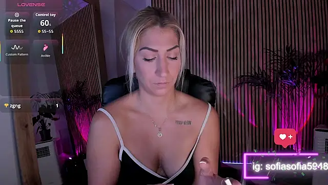 Snapshot of sofiah_ chatting on 10/17/25, 06:05 sofiah online show from 10/17/25, 06:05