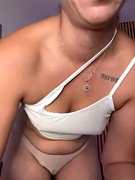 Snapshot of sofiah_ chatting on 11/18/25, 04:44 sofiah online show from 11/18/25, 04:44