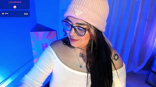 Snapshot of chloe_bonnet chatting on 12/21/24, 12:09 chloe bonnet online show from 12/21/24, 12:09