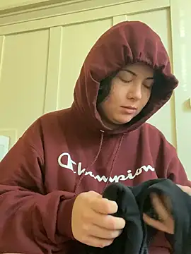 Snapshot of xocrybaby chatting on 12/15/24, 04:37 xocrybaby online show from 12/15/24, 04:37