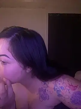 Snapshot of xocrybaby chatting on 10/13/25, 10:37 xocrybaby online show from 10/13/25, 10:37