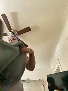 Snapshot of xocrybaby chatting on 11/18/25, 05:28 xocrybaby online show from 11/18/25, 05:28