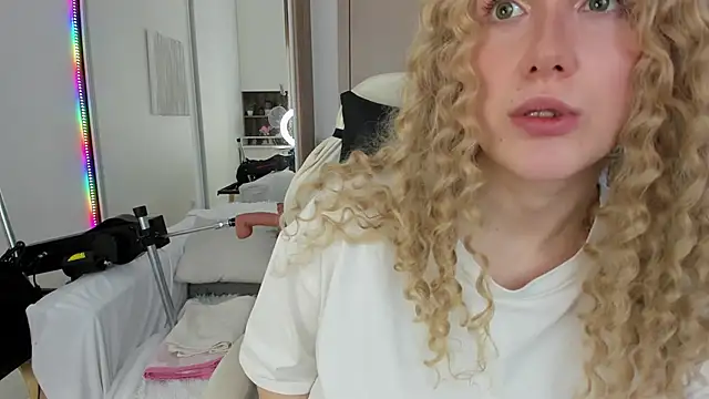 Snapshot of CarolMay chatting on 05/15/26, 07:04 CarolMay online show from 05/15/26, 07:04