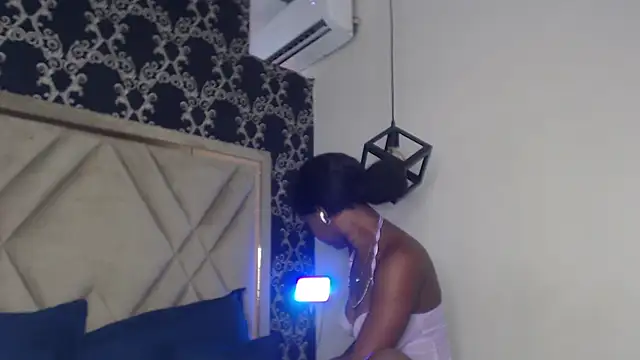 MichaelaCox online show from 11/04/25, 08:52