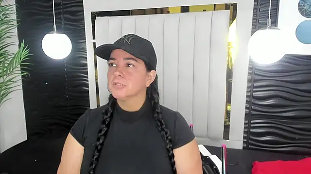 Snapshot of lucia_vonne_ chatting on 02/19/25, 12:00 lucia vonne online show from 02/19/25, 12:00