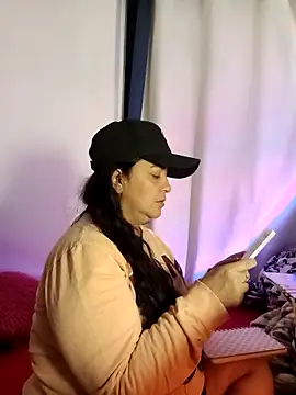 Snapshot of lucia_vonne_ chatting on 04/22/26, 01:52 lucia vonne online show from 04/22/26, 01:52