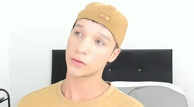 Snapshot of angelcortes chatting on 01/04/25, 07:55 angelcortes online show from 01/04/25, 07:55