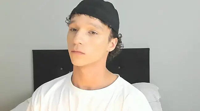 Snapshot of angelcortes chatting on 02/23/25, 05:18 angelcortes online show from 02/23/25, 05:18