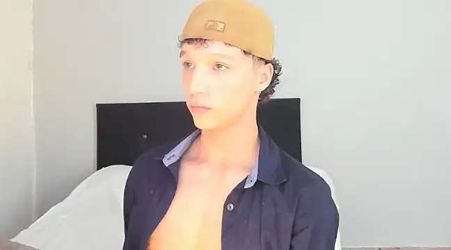 Snapshot of angelcortes chatting on 03/11/25, 01:37 angelcortes online show from 03/11/25, 01:37