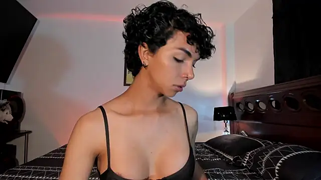 Snapshot of xhenisa_ chatting on 12/28/24, 02:22 xhenisa online show from 12/28/24, 02:22