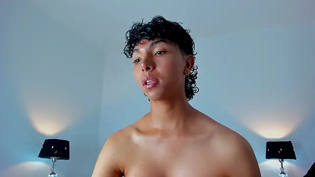 Snapshot of xhenisa_ chatting on 11/10/25, 07:02 xhenisa online show from 11/10/25, 07:02