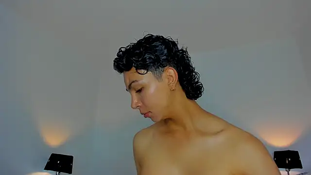 xhenisa  online show from 11/26/25, 09:05