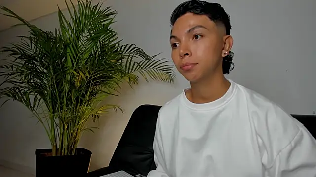 xhenisa  online show from 02/01/26, 09:46