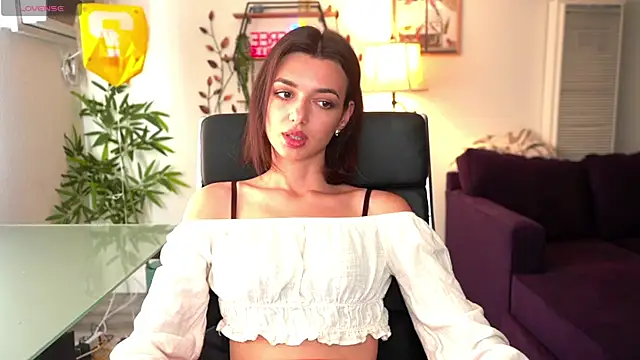 Snapshot of olivia_jeas chatting on 05/19/26, 11:33 olivia jeas online show from 05/19/26, 11:33