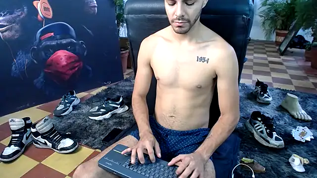 Snapshot of cutehornymax chatting on 04/08/26, 02:39 cutehornymax online show from 04/08/26, 02:39