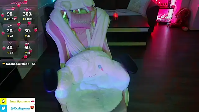 Snapshot of PetiteAngel666 chatting on 01/09/25, 09:05 PetiteAngel666 online show from 01/09/25, 09:05