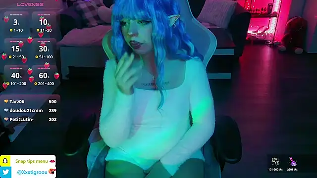 Snapshot of PetiteAngel666 chatting on 01/22/25, 03:52 PetiteAngel666 online show from 01/22/25, 03:52