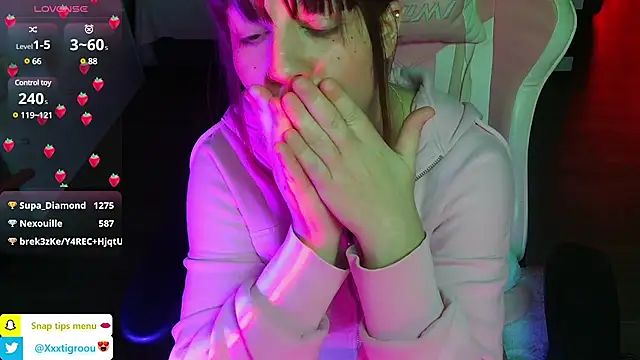 Snapshot of PetiteAngel666 chatting on 01/23/25, 03:05 PetiteAngel666 online show from 01/23/25, 03:05