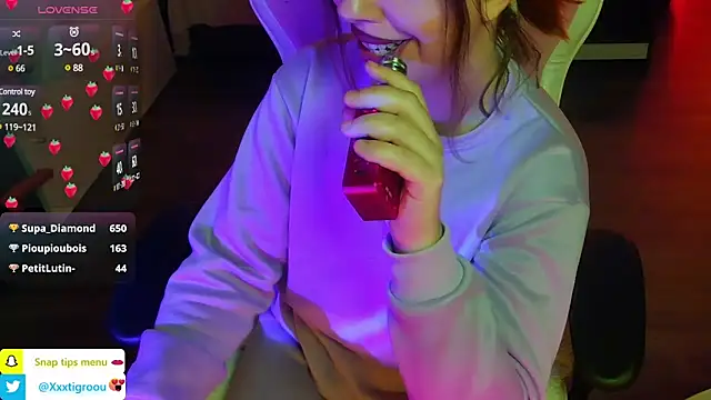 Snapshot of PetiteAngel666 chatting on 01/24/25, 03:32 PetiteAngel666 online show from 01/24/25, 03:32