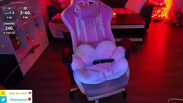 Snapshot of PetiteAngel666 chatting on 02/15/25, 12:37 PetiteAngel666 online show from 02/15/25, 12:37