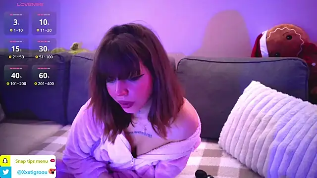 Snapshot of PetiteAngel666 chatting on 03/10/25, 08:12 PetiteAngel666 online show from 03/10/25, 08:12