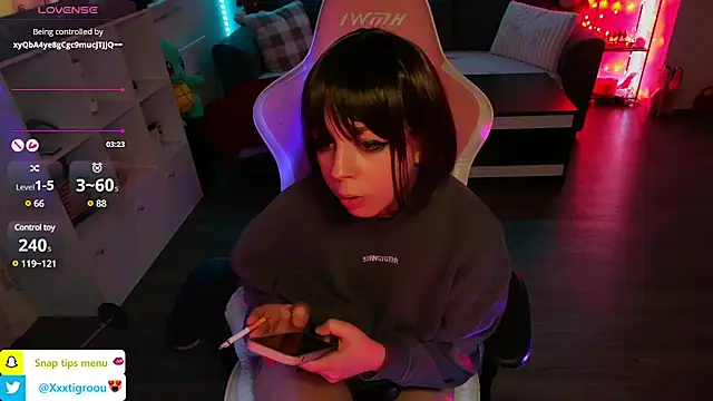 Snapshot of PetiteAngel666 chatting on 03/21/25, 03:44 PetiteAngel666 online show from 03/21/25, 03:44