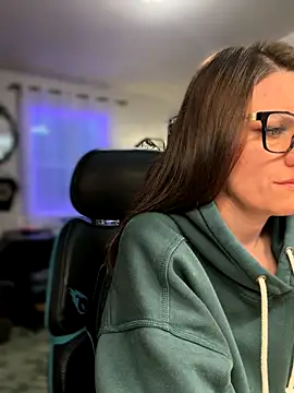 Snapshot of LadyLena1 chatting on 11/26/25, 12:11 LadyLena1 online show from 11/26/25, 12:11