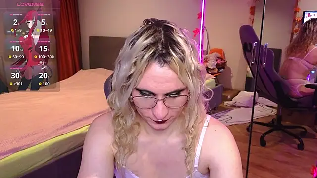 Lori Myaf online show from 11/18/25, 02:54