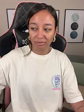 Snapshot of DianaHopson chatting on 03/05/25, 10:44 DianaHopson online show from 03/05/25, 10:44