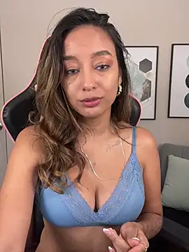 Snapshot of DianaHopson chatting on 03/08/25, 01:57 DianaHopson online show from 03/08/25, 01:57