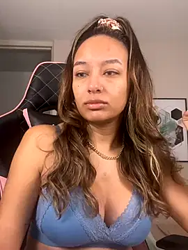 Snapshot of DianaHopson chatting on 09/21/25, 11:23 DianaHopson online show from 09/21/25, 11:23