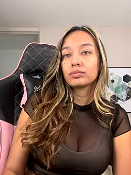 Snapshot of DianaHopson chatting on 10/15/25, 01:33 DianaHopson online show from 10/15/25, 01:33