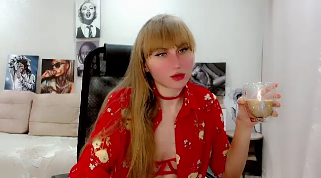 Snapshot of EveLove33 chatting on 03/07/25, 05:28 EveLove33 online show from 03/07/25, 05:28