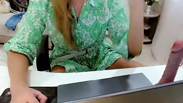 Snapshot of EveLove33 chatting on 09/24/25, 06:39 EveLove33 online show from 09/24/25, 06:39