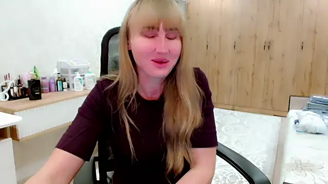 Snapshot of EveLove33 chatting on 11/15/25, 04:58 EveLove33 online show from 11/15/25, 04:58