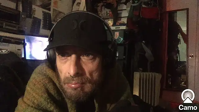 Snapshot of DownstairsSky chatting on 10/28/25, 02:15 DownstairsSky online show from 10/28/25, 02:15