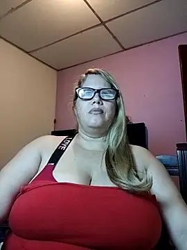 Snapshot of EllisW8 chatting on 04/18/26, 11:14 EllisW8 online show from 04/18/26, 11:14